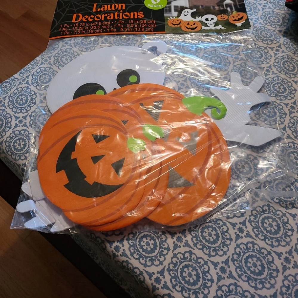Halloween lawn decorations